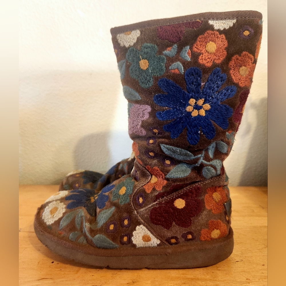 Tall Women's UGG Wahine Floral Embroidered Boots Size 8 Limited Edition